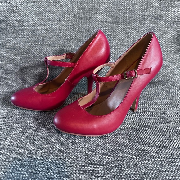 Chic Magenta T-Strap Heels - Picture 2 of 5
